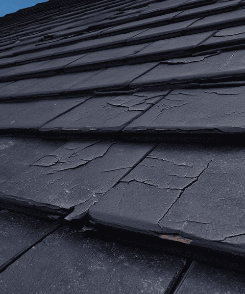 Toiture avec tuiles endommagées